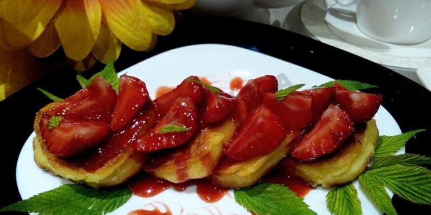 Рецепт сырников с клубникой и клубничным сиропом
