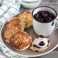 Рецепт Сырников с вишневым соусом и корицей