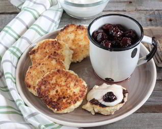 Сырники с вишневым соусом и корицей