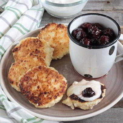 Сырники с вишневым соусом и корицей