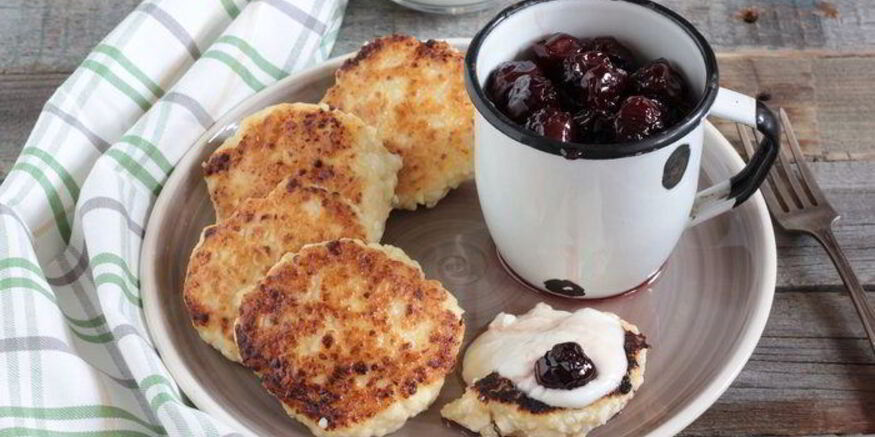 Рецепт сырников с вишневым соусом и корицей