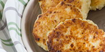 сырники с вишневым соусом и корицей