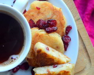 Сырники с яблоком и вяленой вишней