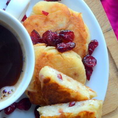 Сырники с яблоком и вяленой вишней