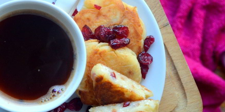 Рецепт сырников с яблоком и вяленой вишней