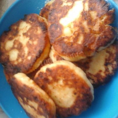 Сырники с яблоком, ванилью и корицей на сковороде