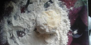 сырники с яблоком, ванилью и корицей на сковороде