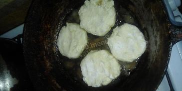 сырники с яблоком, ванилью и корицей на сковороде