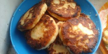 сырники с яблоком, ванилью и корицей на сковороде