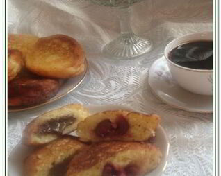 Ванильные сырники с шоколадом и вишней