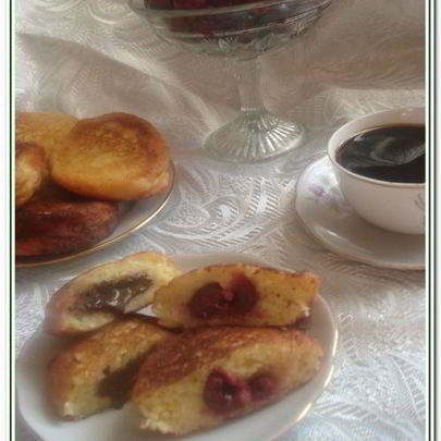 Ванильные сырники с шоколадом и вишней