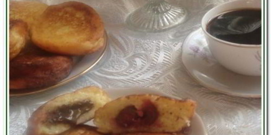 Рецепт ванильных сырников с шоколадом и вишней