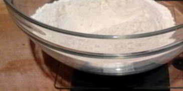 тонкое тесто для пиццы без дрожжей