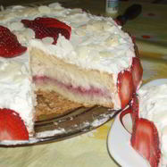 Рецепт Бисквитного торта с заварным кремом и клубникой