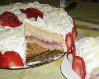 Бисквитный торт с заварным кремом и клубникой