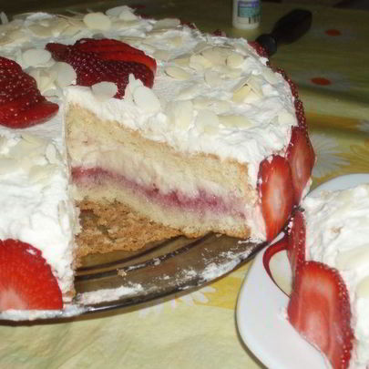 Бисквитный торт с заварным кремом и клубникой