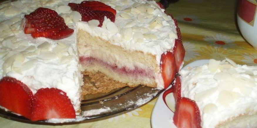 Рецепт бисквитного торта с заварным кремом и клубникой