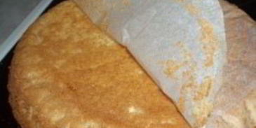 бисквитный торт с заварным кремом и клубникой