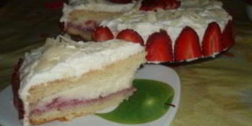 бисквитный торт с заварным кремом и клубникой