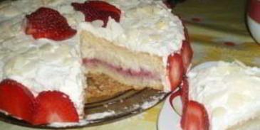 бисквитный торт с заварным кремом и клубникой