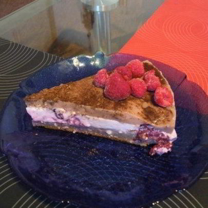 Протеиновый торт с ежевикой