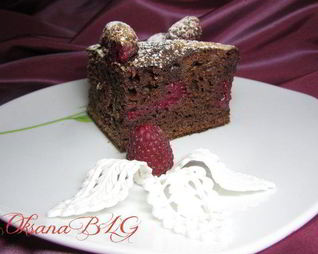 Шоколадный бисквит с малиной