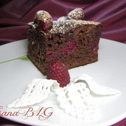 Шоколадный бисквит с малиной