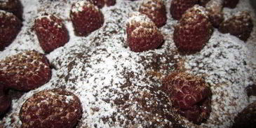 шоколадный бисквит с малиной