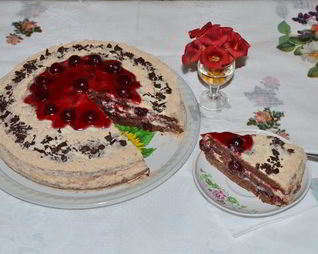 Шоколадный торт с вишней и сметанным кремом