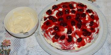 шоколадный торт с вишней и сметанным кремом