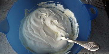 сметанный торт с вишней и яичным ликером