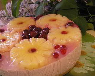 Творожный торт с вишней и ананасом
