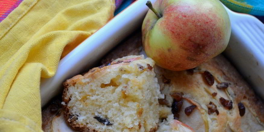 Рецепт яблочного бисквита с изюмом