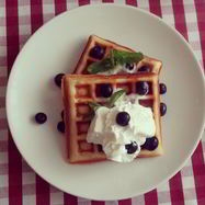 Рецепт Бельгийских вафель с мороженным и взбитыми сливками