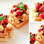 Рецепт Бельгийских вафель с ягодами и взбитыми сливками