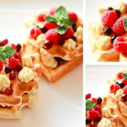 Бельгийские вафли с ягодами и взбитыми сливками