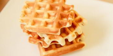 бельгийские вафли с ягодами и взбитыми сливками