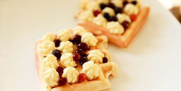 бельгийские вафли с ягодами и взбитыми сливками