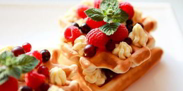 бельгийские вафли с ягодами и взбитыми сливками