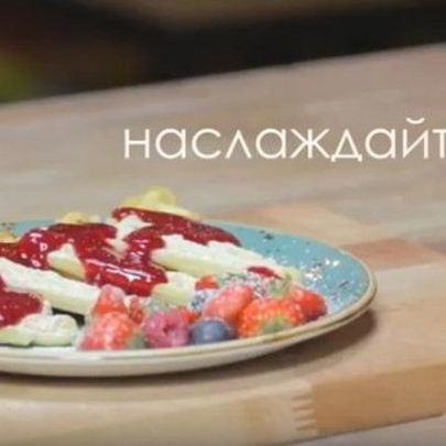 Домашние вафли с малиновым соусом