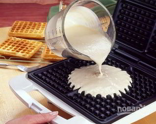 Тесто на вафли в вафельнице