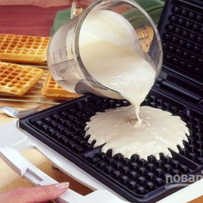 Тесто на вафли в вафельнице