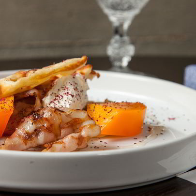 Вафли с беконом, творогом и медом