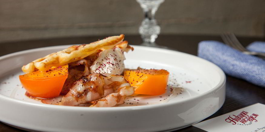 Рецепт вафель с беконом, творогом и медом