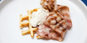 вафли с беконом, творогом и медом
