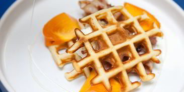 вафли с беконом, творогом и медом