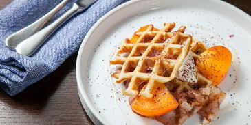 вафли с беконом, творогом и медом