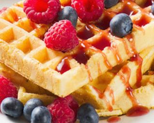 Вафли с черникой и малиной