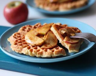 Вафли с пряными яблоками