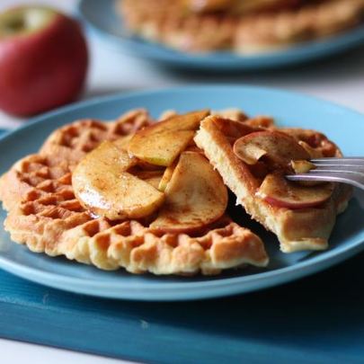Вафли с пряными яблоками